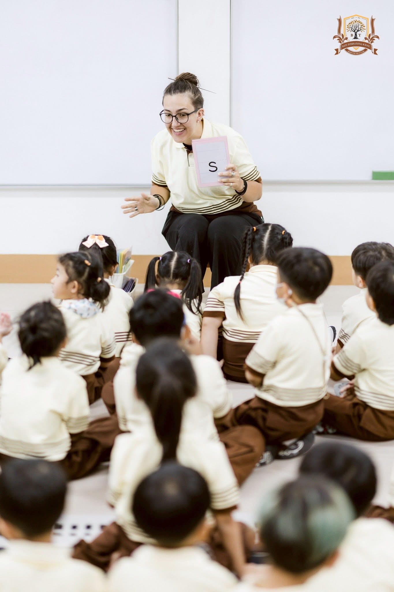 Phonics activity with foreign teacher